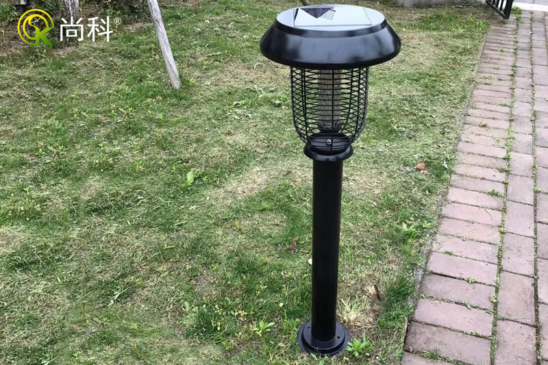 公園太陽(yáng)能戶(hù)外滅蚊燈圖片，矗立健身步道兩側(cè)